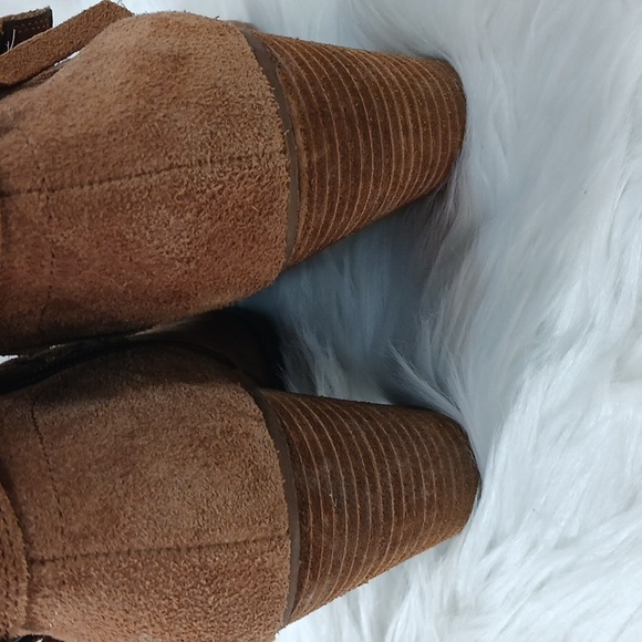 Gianni Bini, Sz 8M Tan Suede leather uppers, Belted, 3 " heels, Ankle Boots - Picture 5 of 10